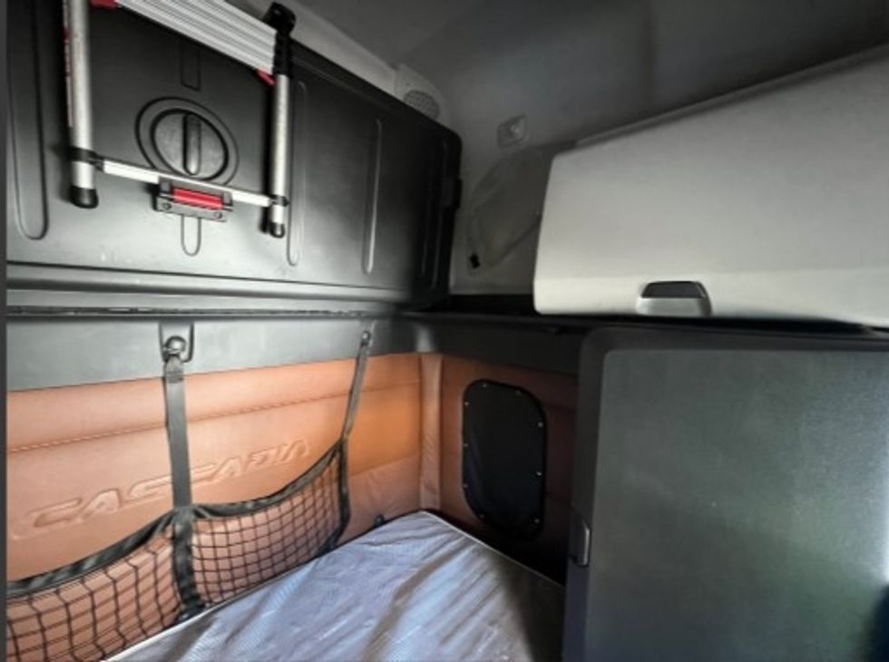 Sleeper Tractor-Heavy Duty Tractors-Freightliner-2020-T12664ST-Milwaukee-WI-747,201\n\t\tmiles-$ 39,000 - Image 18