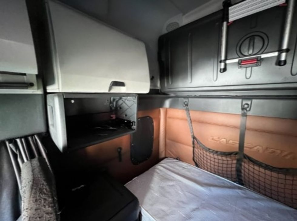 Sleeper Tractor-Heavy Duty Tractors-Freightliner-2020-T12664ST-Milwaukee-WI-747,201\n\t\tmiles-$ 39,000 - Image 19