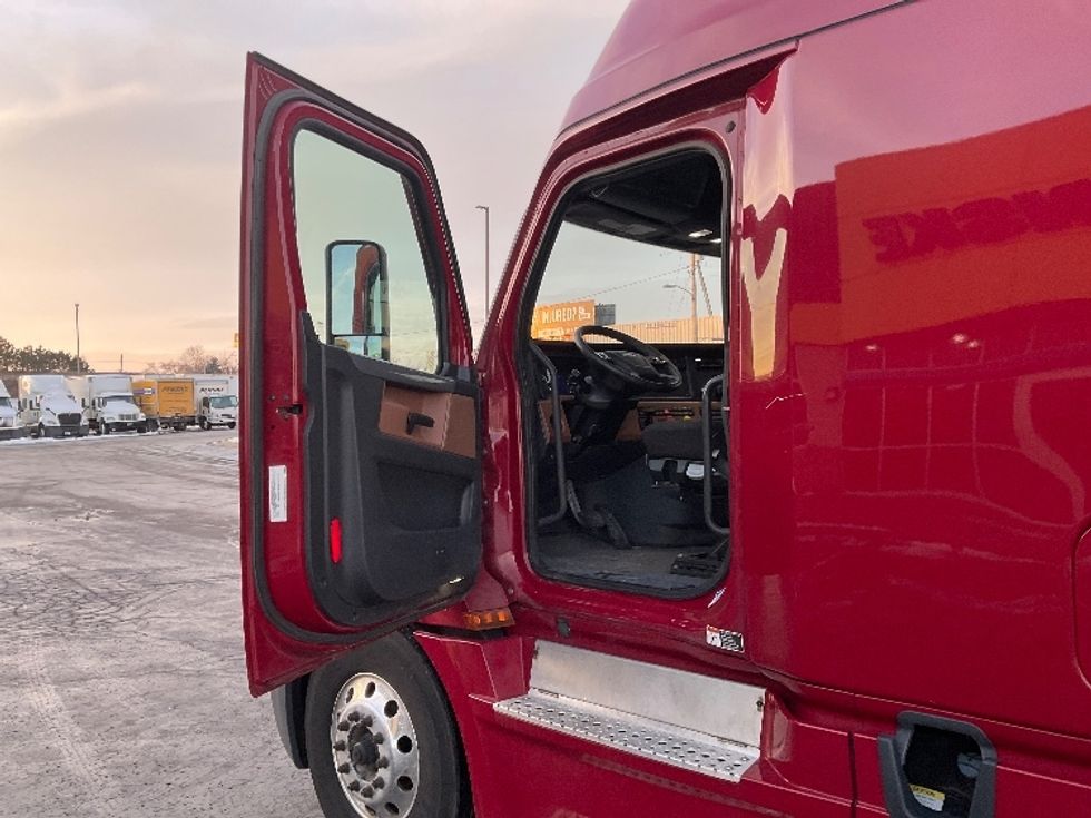 Sleeper Tractor-Heavy Duty Tractors-Freightliner-2020-T12664ST-Milwaukee-WI-747,201\n\t\tmiles-$ 39,000 - Image 9