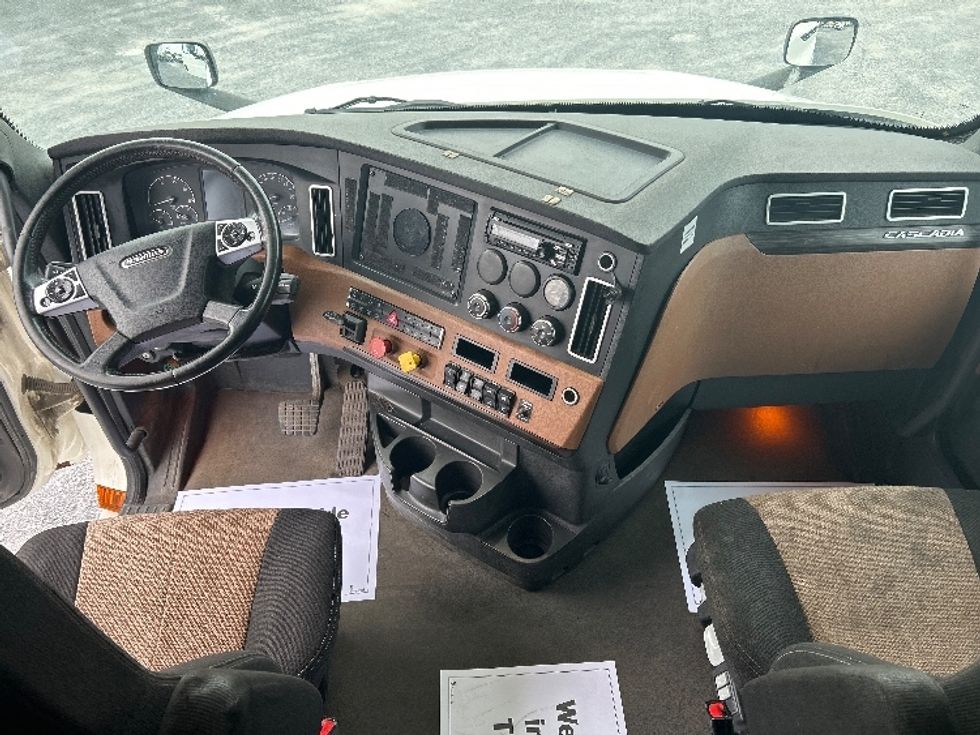 Sleeper Tractor-Heavy Duty Tractors-Freightliner-2020-T12664ST-Minoa-NY-539,596\n\t\tmiles-$ 60,250 - Image 12