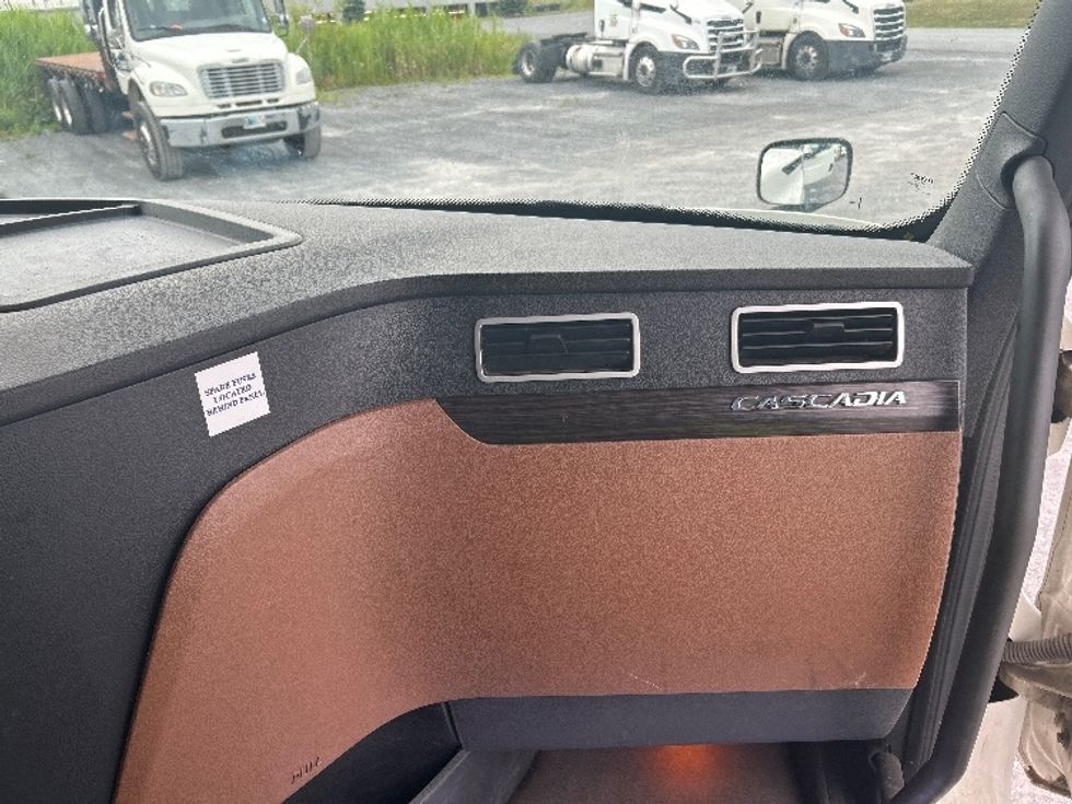 Sleeper Tractor-Heavy Duty Tractors-Freightliner-2020-T12664ST-Minoa-NY-539,596\n\t\tmiles-$ 60,250 - Image 14