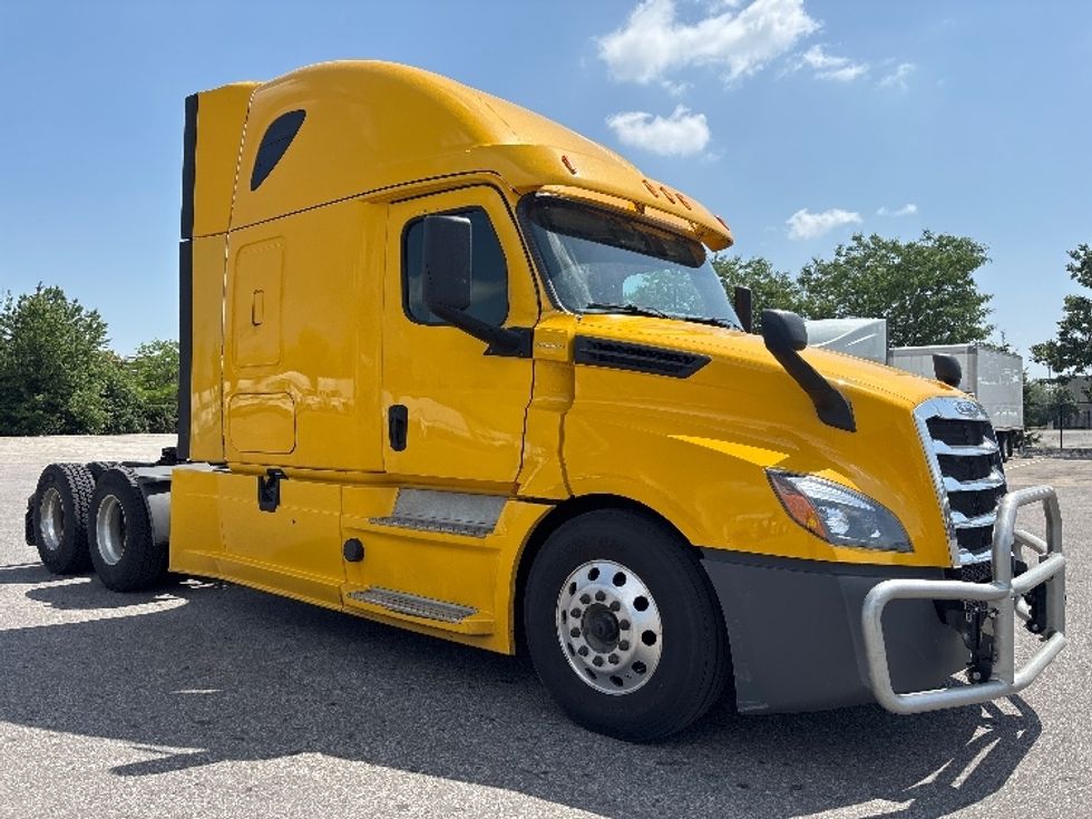 Sleeper Tractor-Heavy Duty Tractors-Freightliner-2020-T12664ST-Mississauga-ON-1,051,941\n\t\tkm-$ 68,000 - Image 1