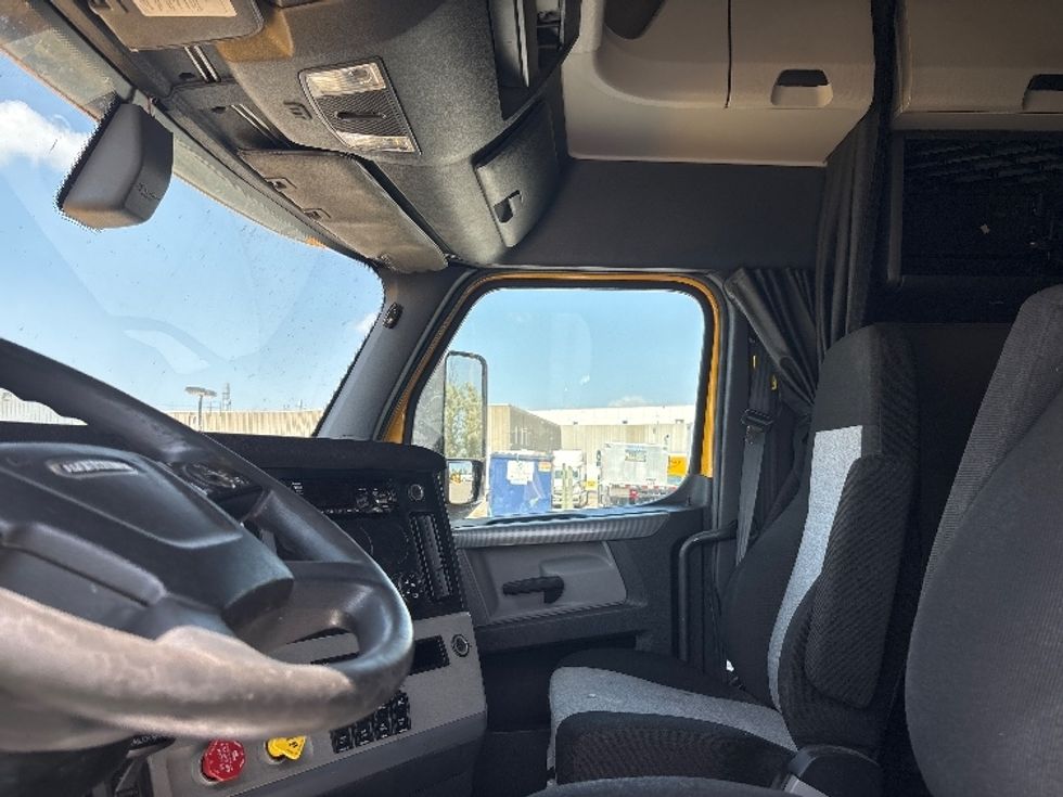 Sleeper Tractor-Heavy Duty Tractors-Freightliner-2020-T12664ST-Mississauga-ON-1,051,941\n\t\tkm-$ 68,000 - Image 10
