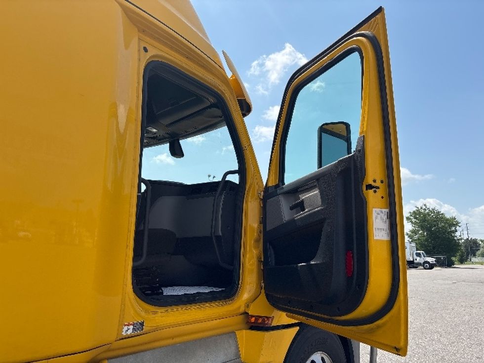 Sleeper Tractor-Heavy Duty Tractors-Freightliner-2020-T12664ST-Mississauga-ON-1,051,941\n\t\tkm-$ 68,000 - Image 13