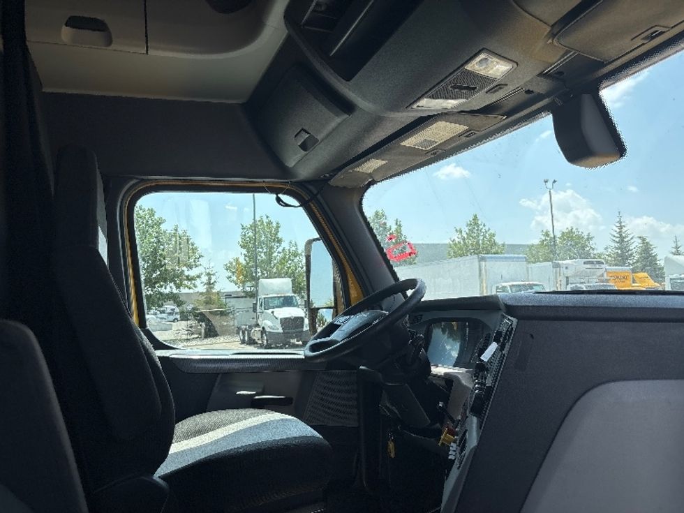 Sleeper Tractor-Heavy Duty Tractors-Freightliner-2020-T12664ST-Mississauga-ON-1,051,941\n\t\tkm-$ 68,000 - Image 15