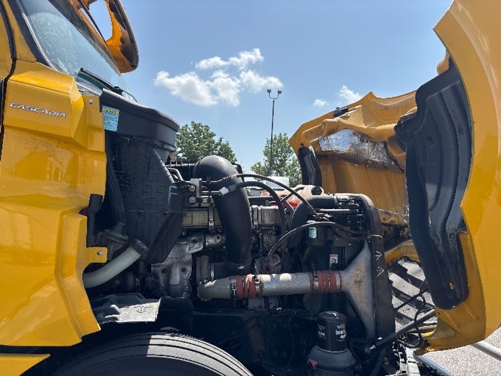 Sleeper Tractor-Heavy Duty Tractors-Freightliner-2020-T12664ST-Mississauga-ON-1,051,941\n\t\tkm-$ 68,000 - Image 20