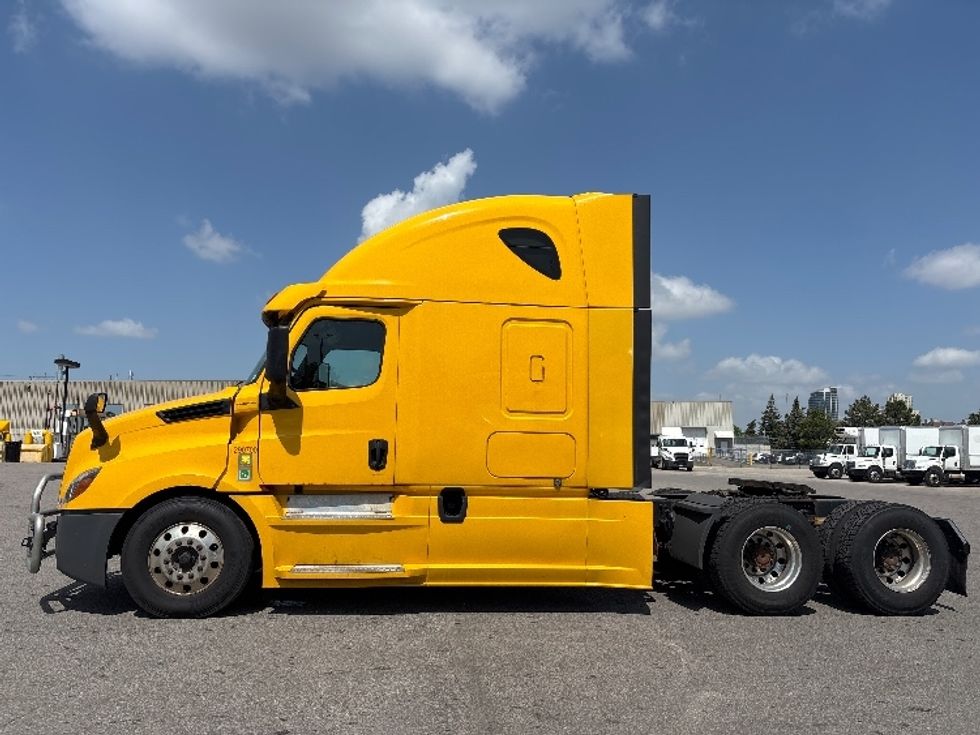 Sleeper Tractor-Heavy Duty Tractors-Freightliner-2020-T12664ST-Mississauga-ON-1,051,941\n\t\tkm-$ 68,000 - Image 4