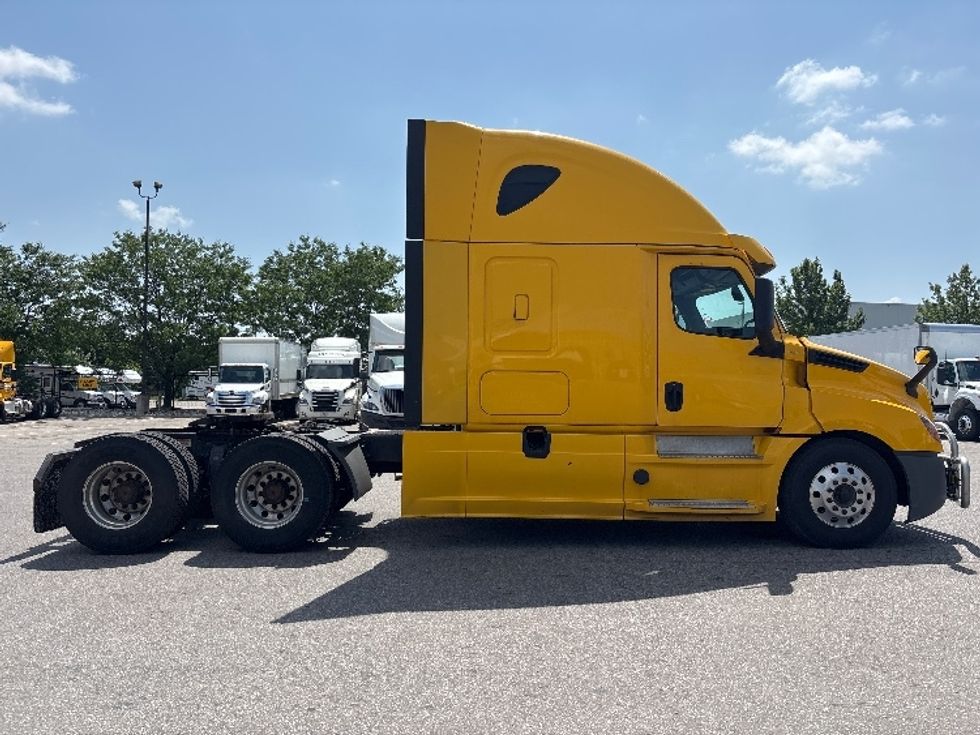 Sleeper Tractor-Heavy Duty Tractors-Freightliner-2020-T12664ST-Mississauga-ON-1,051,941\n\t\tkm-$ 68,000 - Image 8