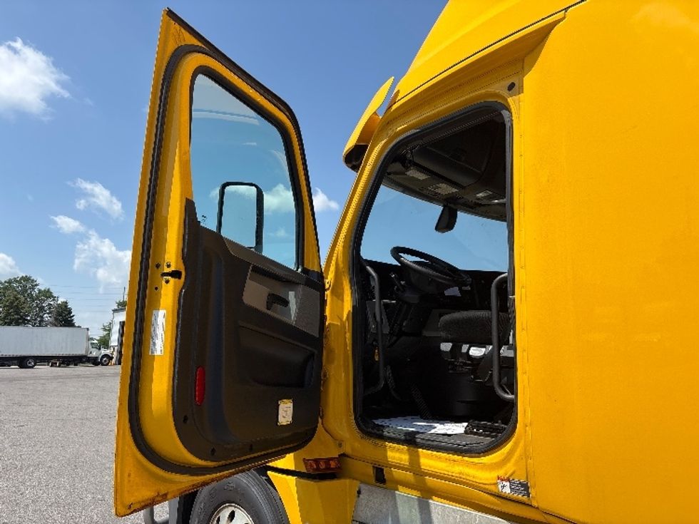 Sleeper Tractor-Heavy Duty Tractors-Freightliner-2020-T12664ST-Mississauga-ON-1,051,941\n\t\tkm-$ 68,000 - Image 9
