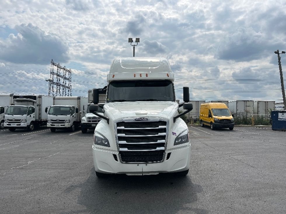 Sleeper Tractor-Heavy Duty Tractors-Freightliner-2020-T12664ST-Mississauga-ON-1,157,697\n\t\tkm-$ 66,750 - Image 2