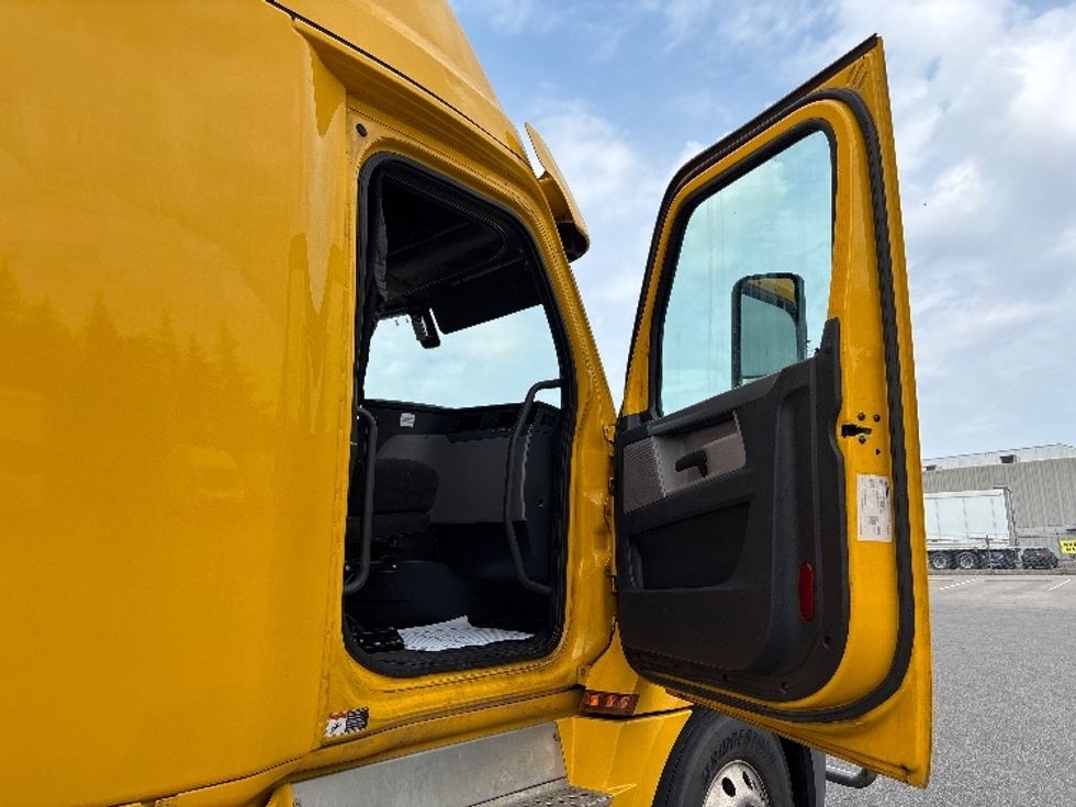 Sleeper Tractor-Heavy Duty Tractors-Freightliner-2020-T12664ST-Mississauga-ON-1,166,141\n\t\tkm-$ 60,000 - Image 13