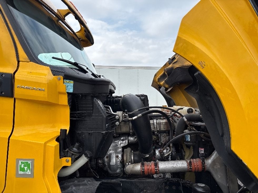 Sleeper Tractor-Heavy Duty Tractors-Freightliner-2020-T12664ST-Mississauga-ON-1,166,141\n\t\tkm-$ 60,000 - Image 20