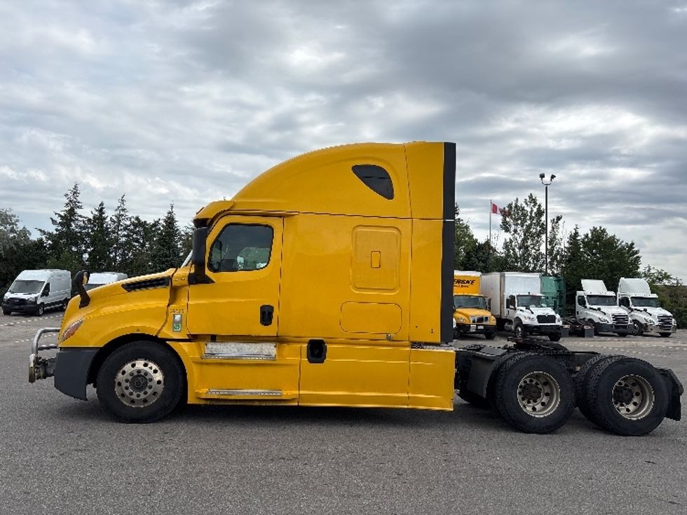Sleeper Tractor-Heavy Duty Tractors-Freightliner-2020-T12664ST-Mississauga-ON-1,166,141\n\t\tkm-$ 60,000 - Image 4