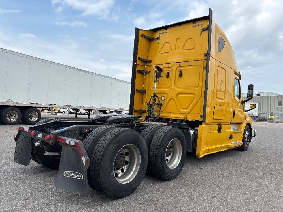 Sleeper Tractor-Heavy Duty Tractors-Freightliner-2020-T12664ST-Mississauga-ON-1,166,141\n\t\tkm-$ 60,000 - Image 7