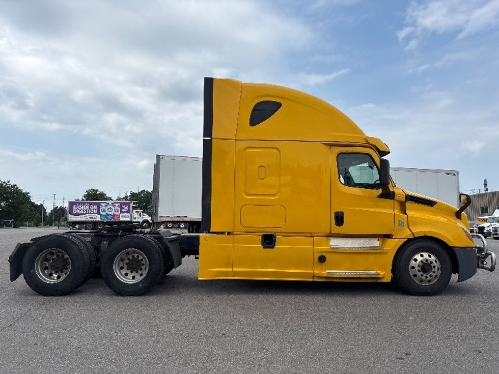Sleeper Tractor-Heavy Duty Tractors-Freightliner-2020-T12664ST-Mississauga-ON-1,166,141\n\t\tkm-$ 60,000 - Image 8