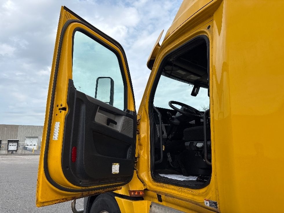 Sleeper Tractor-Heavy Duty Tractors-Freightliner-2020-T12664ST-Mississauga-ON-1,166,141\n\t\tkm-$ 60,000 - Image 9