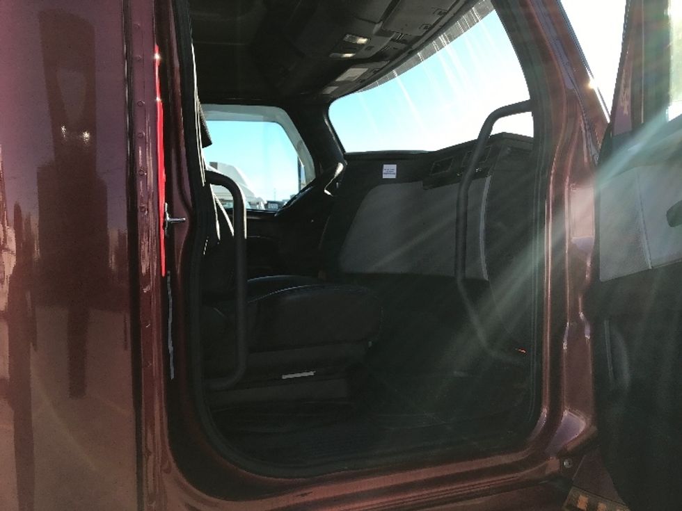 Sleeper Tractor-Heavy Duty Tractors-Freightliner-2020-T12664ST-Mississauga-ON-1,179,912\n\t\tkm-$ 58,250 - Image 13