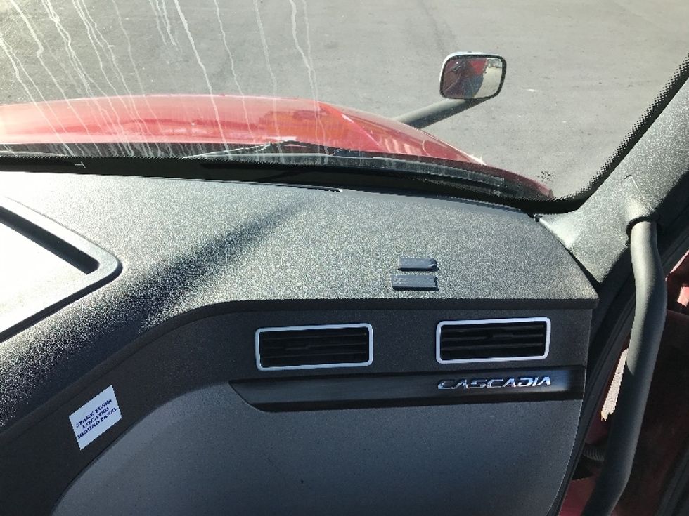 Sleeper Tractor-Heavy Duty Tractors-Freightliner-2020-T12664ST-Mississauga-ON-1,179,912\n\t\tkm-$ 58,250 - Image 14