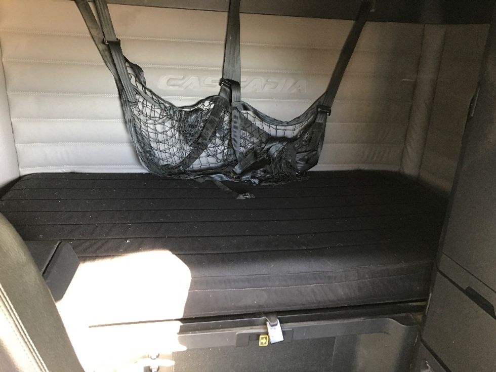 Sleeper Tractor-Heavy Duty Tractors-Freightliner-2020-T12664ST-Mississauga-ON-1,179,912\n\t\tkm-$ 58,250 - Image 16