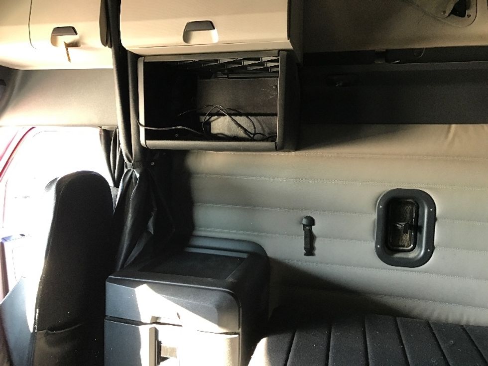 Sleeper Tractor-Heavy Duty Tractors-Freightliner-2020-T12664ST-Mississauga-ON-1,179,912\n\t\tkm-$ 58,250 - Image 18