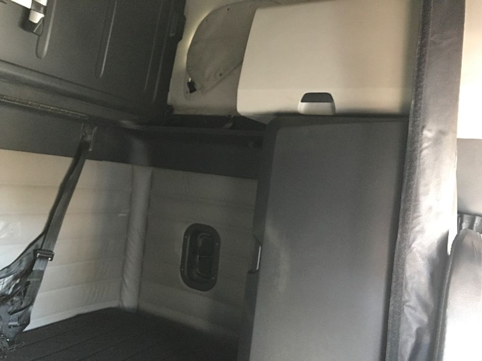 Sleeper Tractor-Heavy Duty Tractors-Freightliner-2020-T12664ST-Mississauga-ON-1,179,912\n\t\tkm-$ 58,250 - Image 19