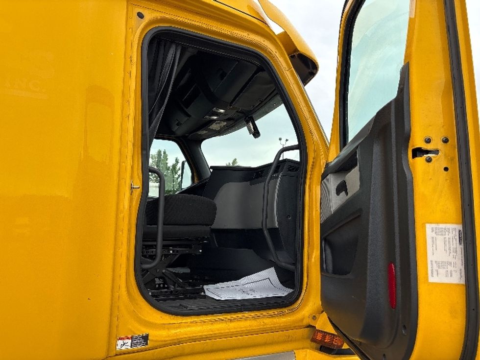 Sleeper Tractor-Heavy Duty Tractors-Freightliner-2020-T12664ST-Mississauga-ON-1,206,245\n\t\tkm-$ 62,250 - Image 13