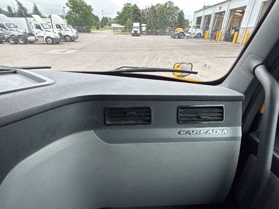 Sleeper Tractor-Heavy Duty Tractors-Freightliner-2020-T12664ST-Mississauga-ON-1,206,245\n\t\tkm-$ 62,250 - Image 14
