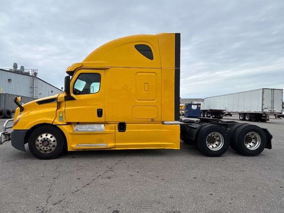 Sleeper Tractor-Heavy Duty Tractors-Freightliner-2020-T12664ST-Mississauga-ON-1,206,245\n\t\tkm-$ 62,250 - Image 4