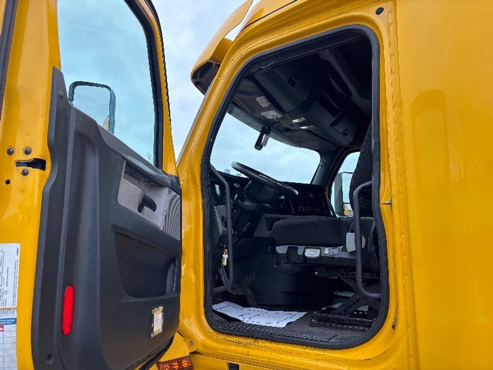 Sleeper Tractor-Heavy Duty Tractors-Freightliner-2020-T12664ST-Mississauga-ON-1,206,245\n\t\tkm-$ 62,250 - Image 9