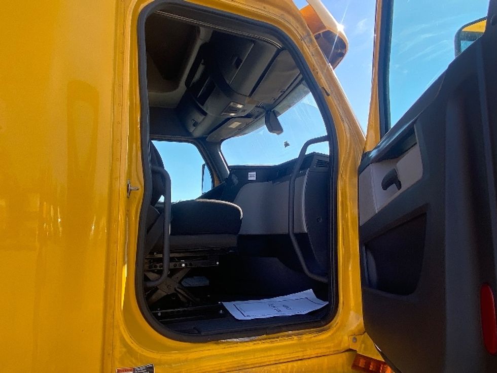 Sleeper Tractor-Heavy Duty Tractors-Freightliner-2020-T12664ST-Mississauga-ON-1,220,744\n\t\tkm-$ 56,750 - Image 13