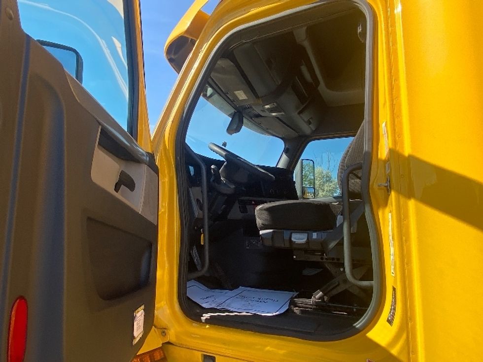 Sleeper Tractor-Heavy Duty Tractors-Freightliner-2020-T12664ST-Mississauga-ON-1,220,744\n\t\tkm-$ 56,750 - Image 9