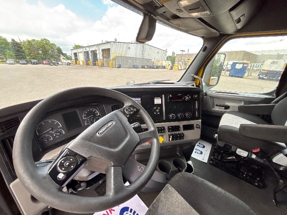 Sleeper Tractor-Heavy Duty Tractors-Freightliner-2020-T12664ST-Mississauga-ON-1,263,522\n\t\tkm-$ 51,000 - Image 10