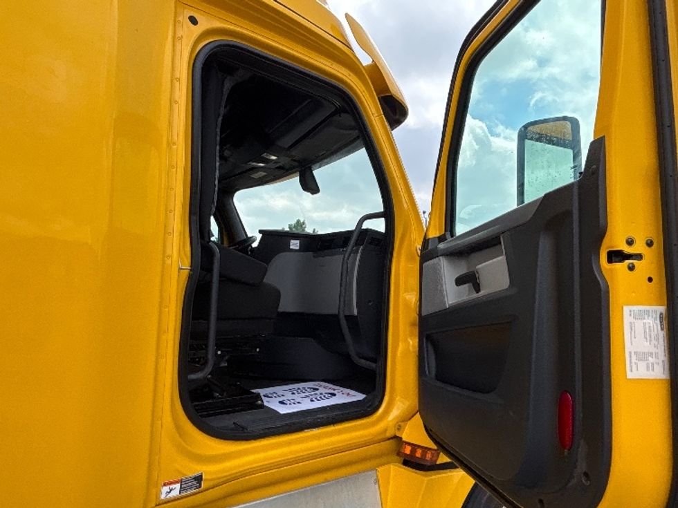 Sleeper Tractor-Heavy Duty Tractors-Freightliner-2020-T12664ST-Mississauga-ON-1,263,522\n\t\tkm-$ 51,000 - Image 13
