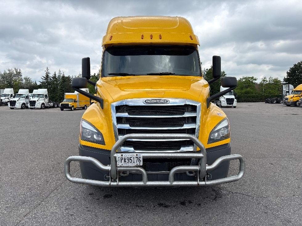 Sleeper Tractor-Heavy Duty Tractors-Freightliner-2020-T12664ST-Mississauga-ON-1,263,522\n\t\tkm-$ 51,000 - Image 2