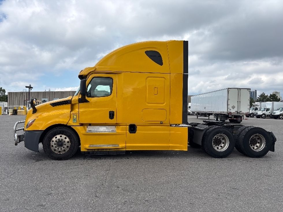 Sleeper Tractor-Heavy Duty Tractors-Freightliner-2020-T12664ST-Mississauga-ON-1,263,522\n\t\tkm-$ 51,000 - Image 4