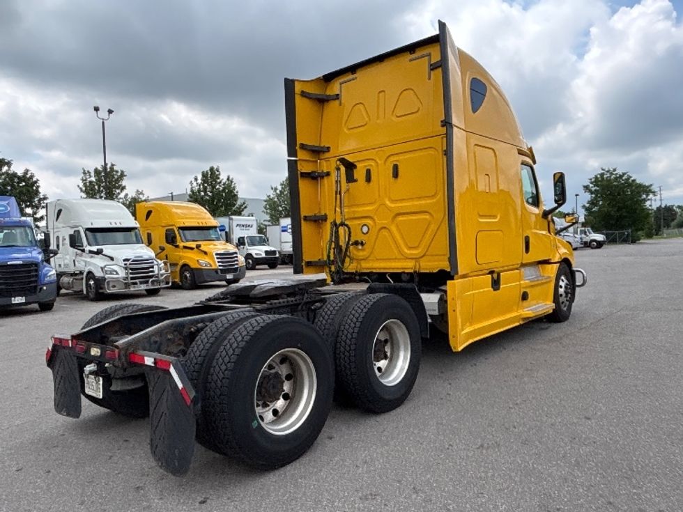 Sleeper Tractor-Heavy Duty Tractors-Freightliner-2020-T12664ST-Mississauga-ON-1,263,522\n\t\tkm-$ 51,000 - Image 7