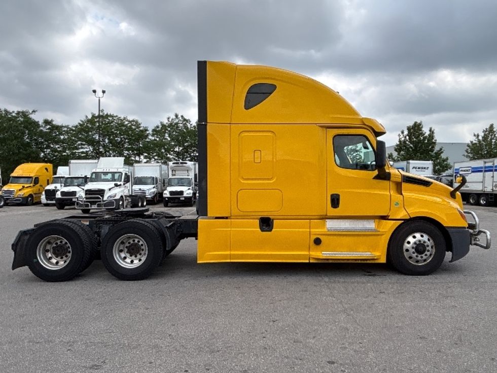 Sleeper Tractor-Heavy Duty Tractors-Freightliner-2020-T12664ST-Mississauga-ON-1,263,522\n\t\tkm-$ 51,000 - Image 8