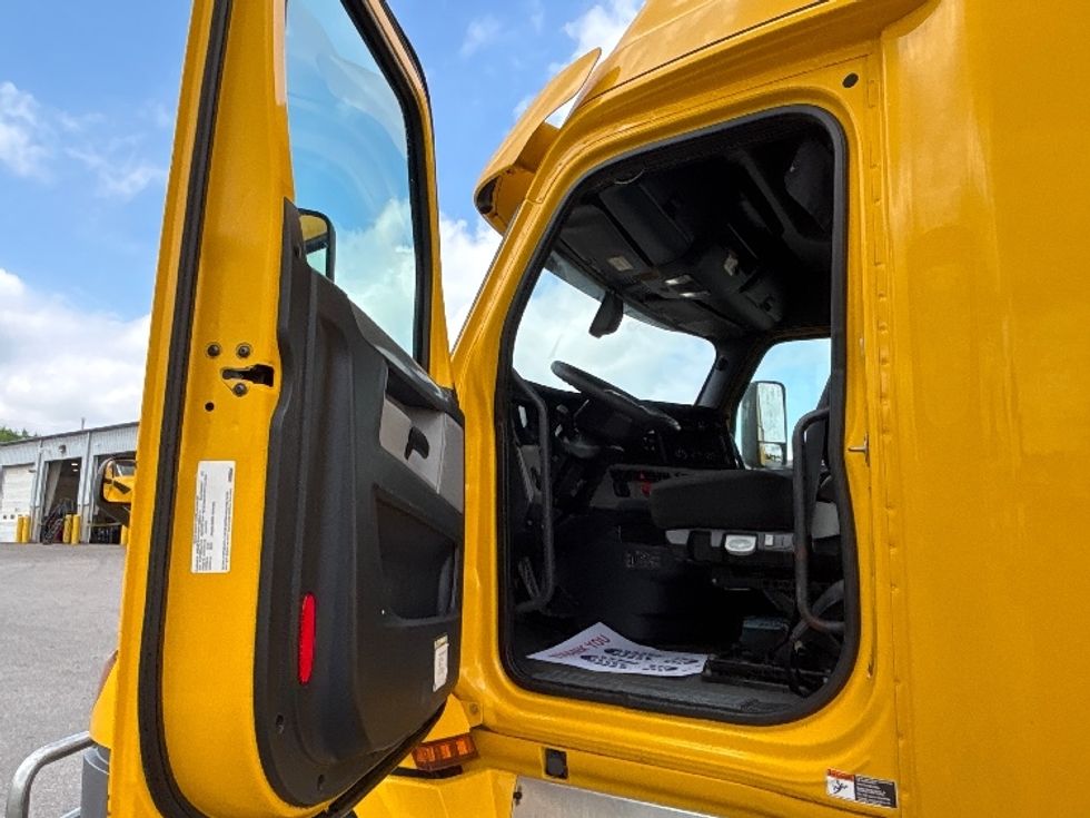 Sleeper Tractor-Heavy Duty Tractors-Freightliner-2020-T12664ST-Mississauga-ON-1,263,522\n\t\tkm-$ 51,000 - Image 9