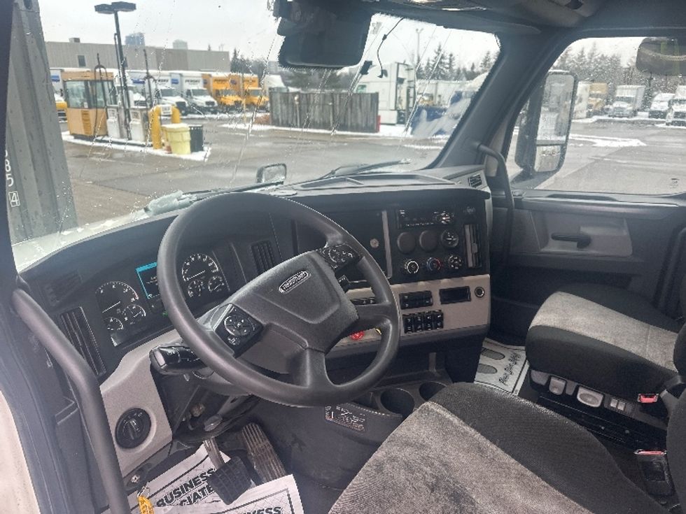 Sleeper Tractor-Heavy Duty Tractors-Freightliner-2020-T12664ST-Mississauga-ON-779,275\n\t\tkm-$ 74,500 - Image 10