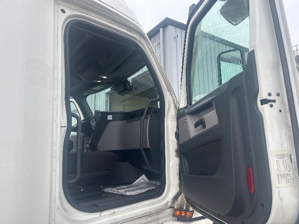 Sleeper Tractor-Heavy Duty Tractors-Freightliner-2020-T12664ST-Mississauga-ON-779,275\n\t\tkm-$ 74,500 - Image 13