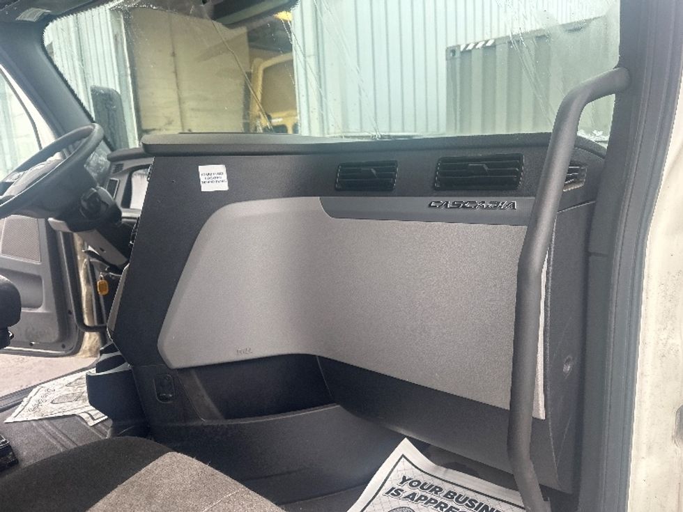 Sleeper Tractor-Heavy Duty Tractors-Freightliner-2020-T12664ST-Mississauga-ON-779,275\n\t\tkm-$ 74,500 - Image 14