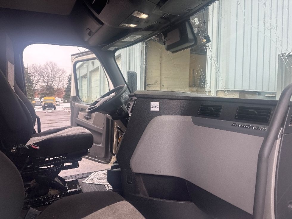 Sleeper Tractor-Heavy Duty Tractors-Freightliner-2020-T12664ST-Mississauga-ON-779,275\n\t\tkm-$ 74,500 - Image 15