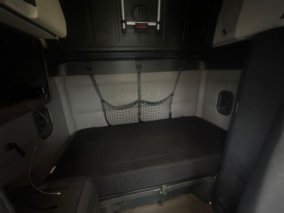 Sleeper Tractor-Heavy Duty Tractors-Freightliner-2020-T12664ST-Mississauga-ON-779,275\n\t\tkm-$ 74,500 - Image 16