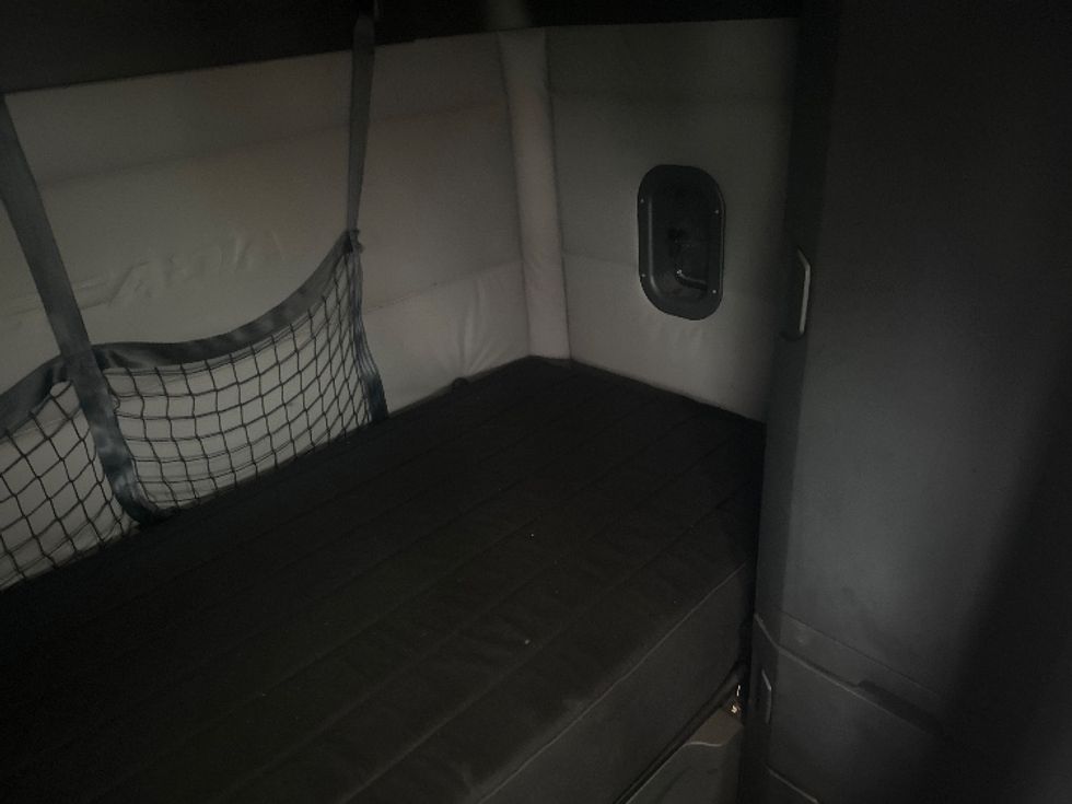 Sleeper Tractor-Heavy Duty Tractors-Freightliner-2020-T12664ST-Mississauga-ON-779,275\n\t\tkm-$ 74,500 - Image 17