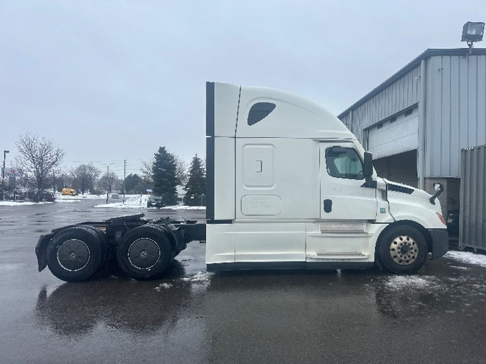 Sleeper Tractor-Heavy Duty Tractors-Freightliner-2020-T12664ST-Mississauga-ON-779,275\n\t\tkm-$ 74,500 - Image 8