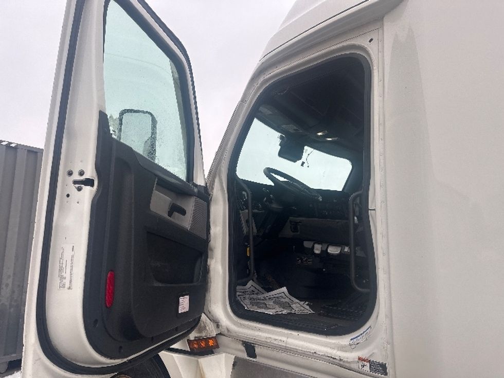 Sleeper Tractor-Heavy Duty Tractors-Freightliner-2020-T12664ST-Mississauga-ON-779,275\n\t\tkm-$ 74,500 - Image 9