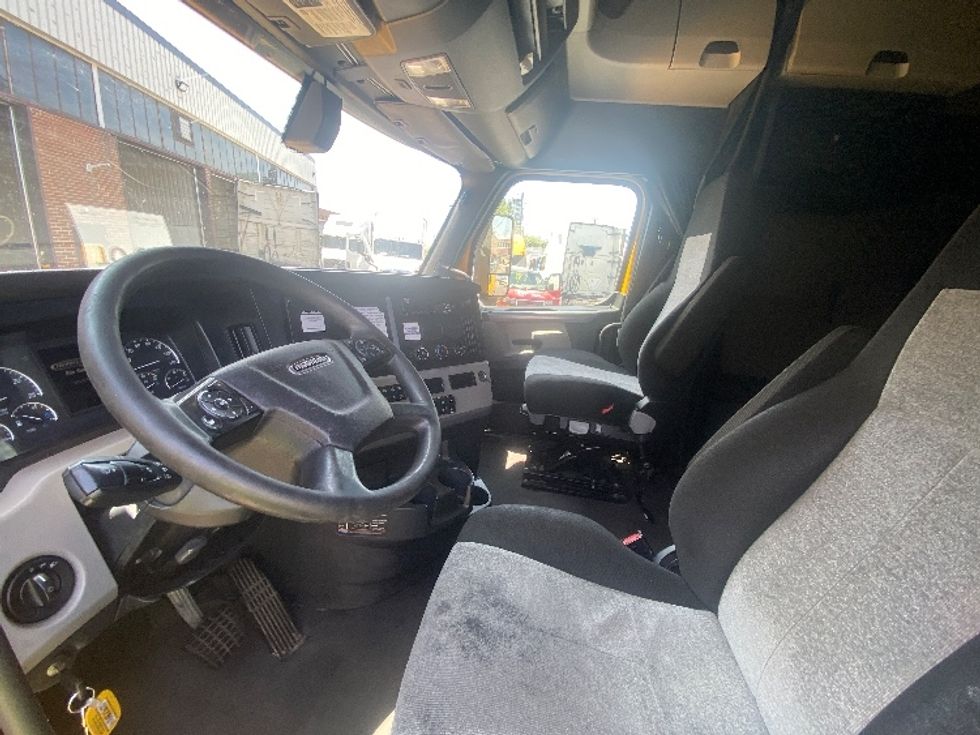 Sleeper Tractor-Heavy Duty Tractors-Freightliner-2020-T12664ST-Mississauga-ON-802,899\n\t\tkm-$ 81,250 - Image 10