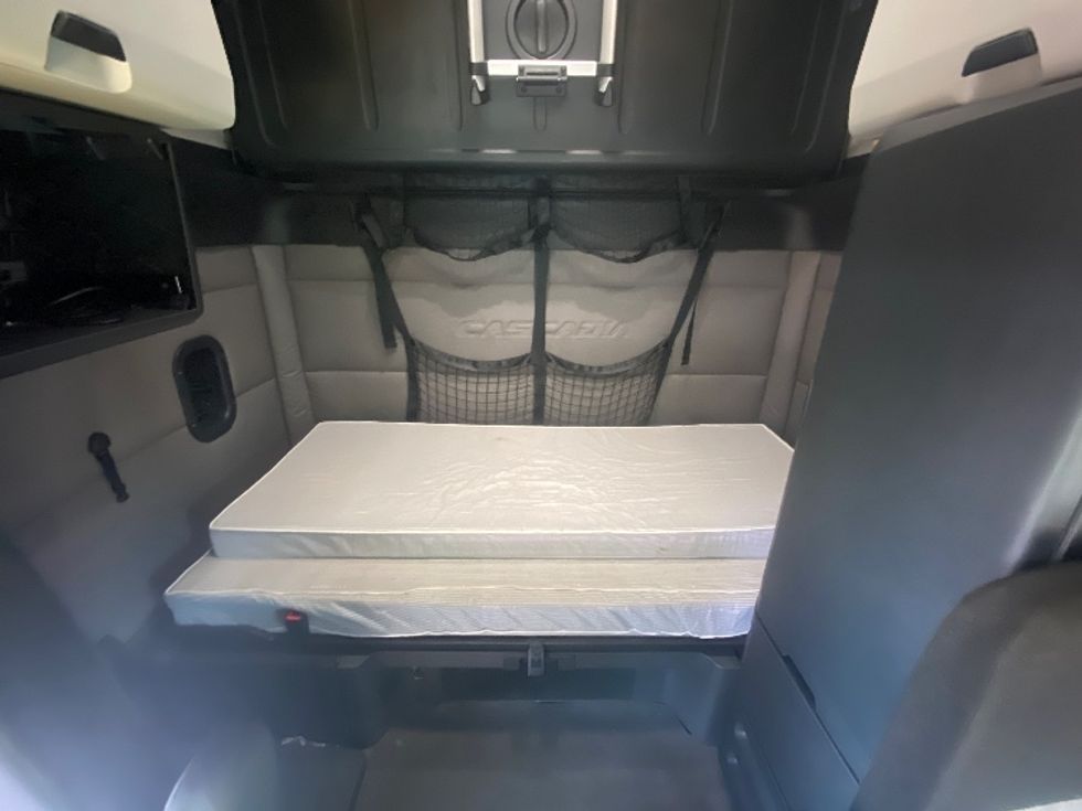 Sleeper Tractor-Heavy Duty Tractors-Freightliner-2020-T12664ST-Mississauga-ON-802,899\n\t\tkm-$ 81,250 - Image 16