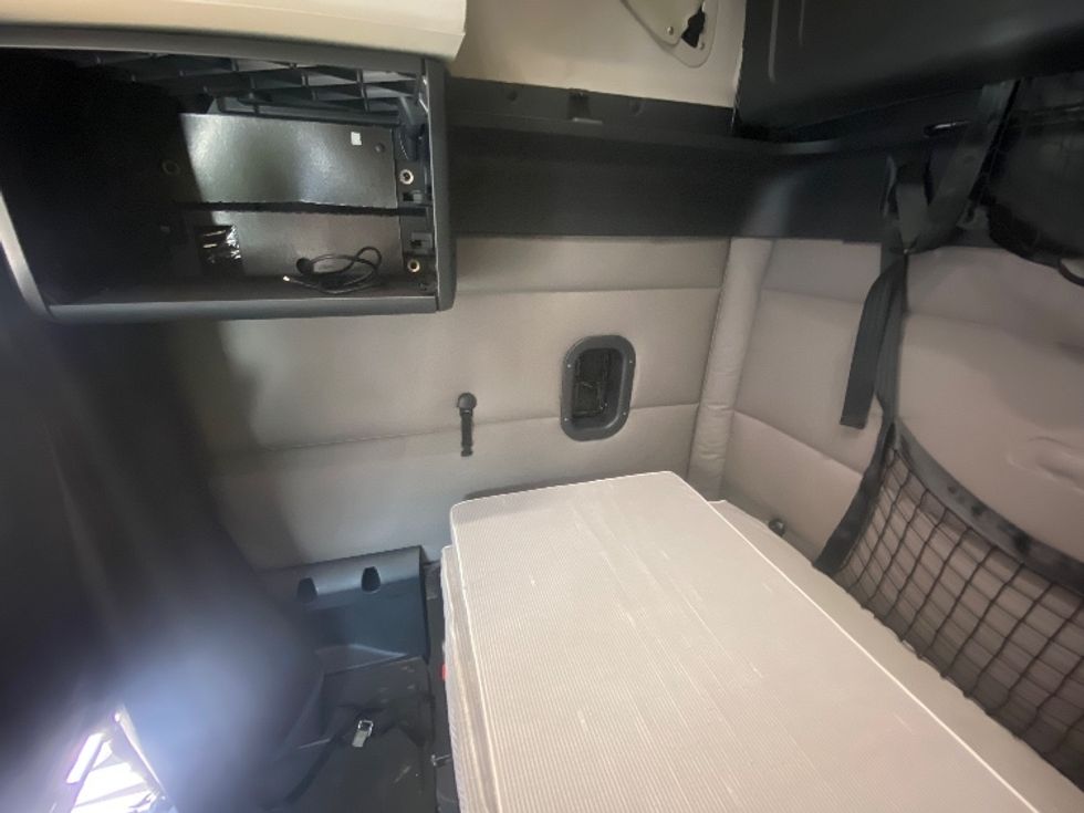 Sleeper Tractor-Heavy Duty Tractors-Freightliner-2020-T12664ST-Mississauga-ON-802,899\n\t\tkm-$ 81,250 - Image 19