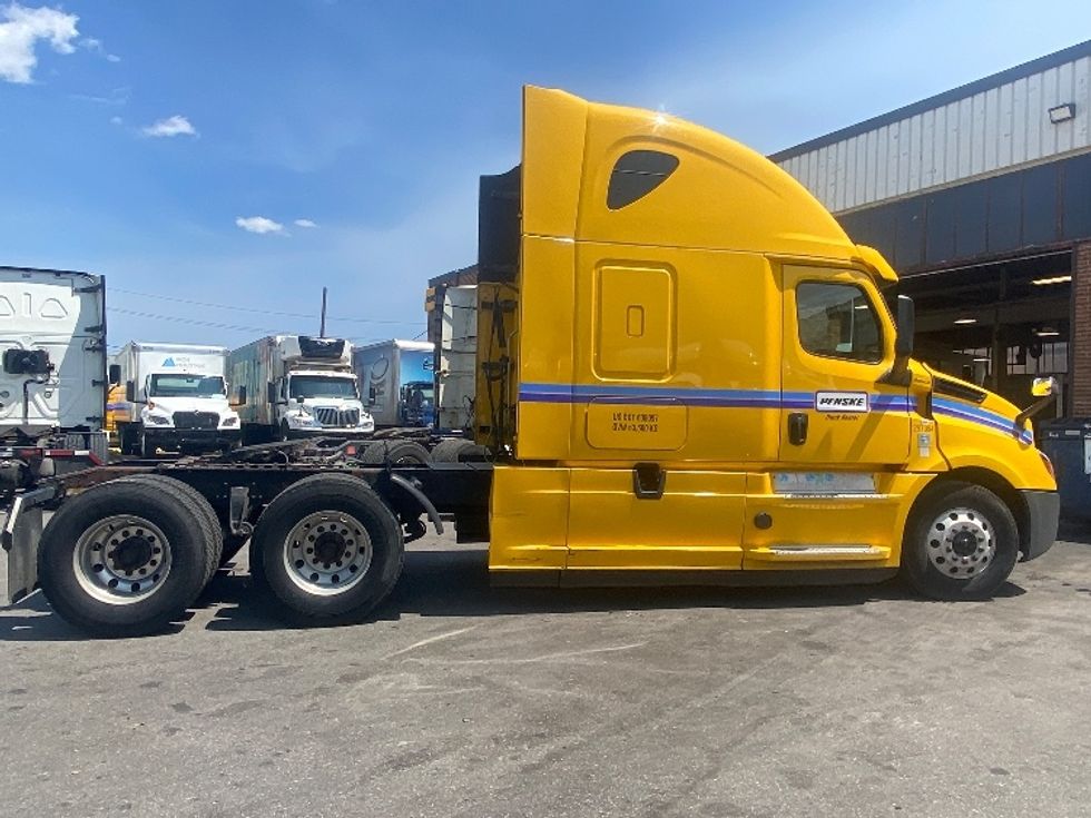 Sleeper Tractor-Heavy Duty Tractors-Freightliner-2020-T12664ST-Mississauga-ON-802,899\n\t\tkm-$ 81,250 - Image 8